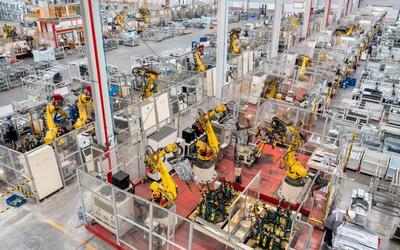 ▲資料圖:某工廠內(nèi),全自動機(jī)器人高速運(yùn)轉(zhuǎn)生產(chǎn)汽車配件訂單產(chǎn)品。圖/新華社